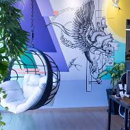 Imagem de balanço perto de parede com desenhos